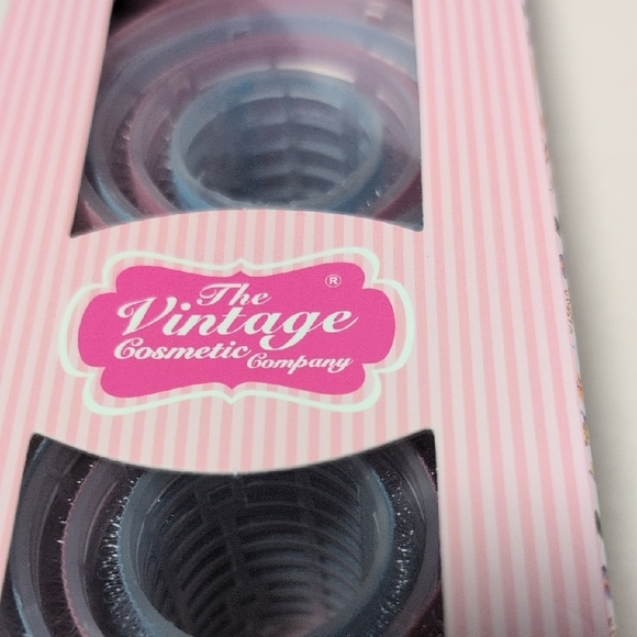 Vintage Cosmetic Company 16 Piece Velcro Roller Set - Picture 2 of 8